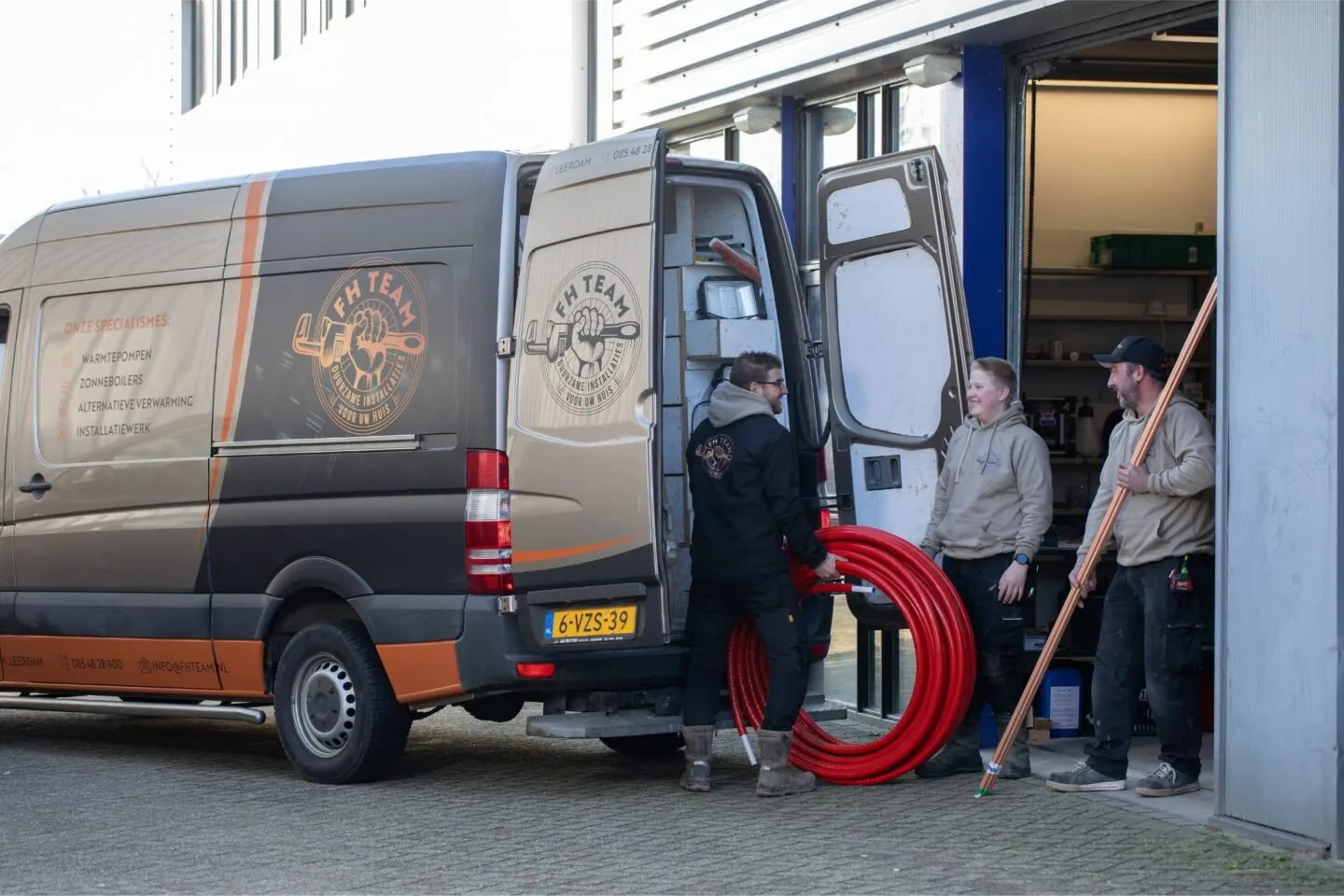 Fhteam Bus Voor Garage Met 3 Mannen