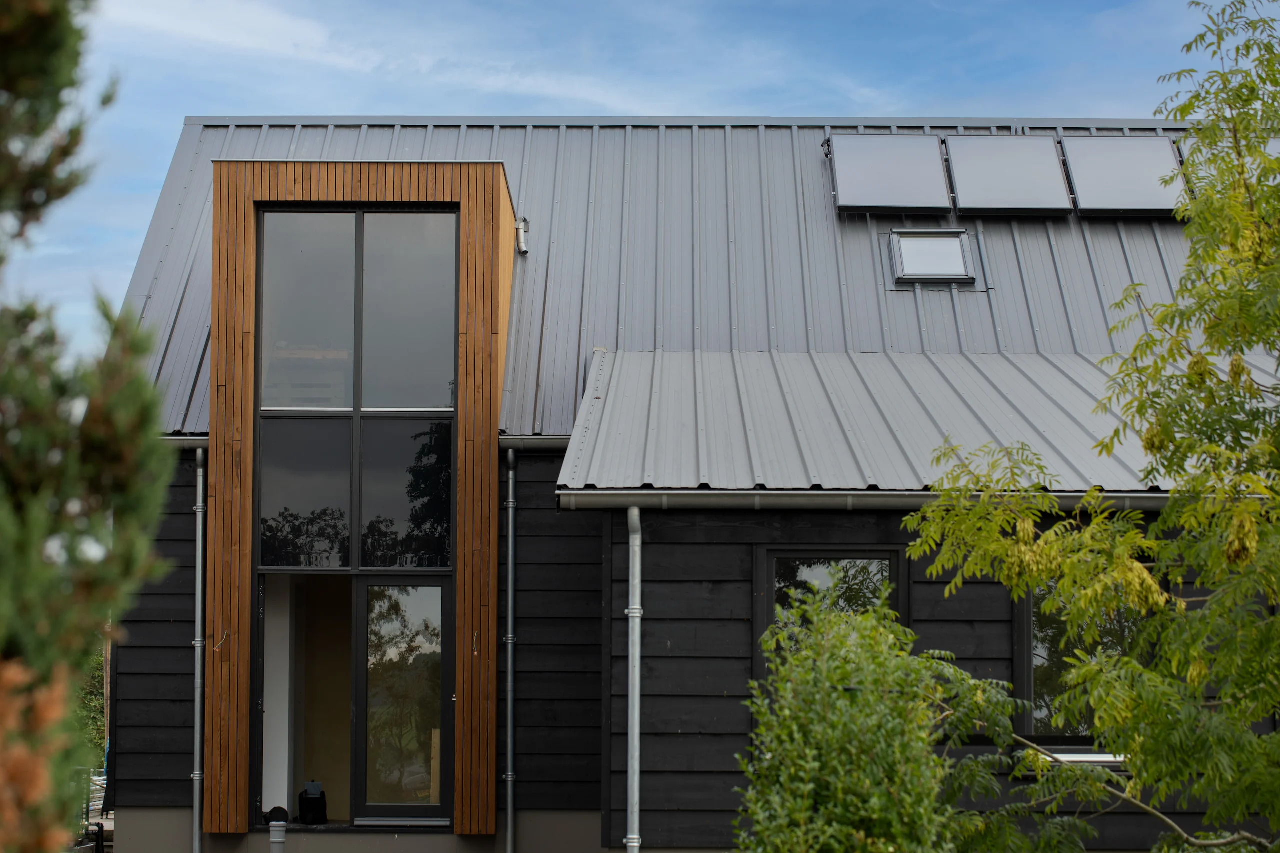 Moderne woning met zonnepanelen