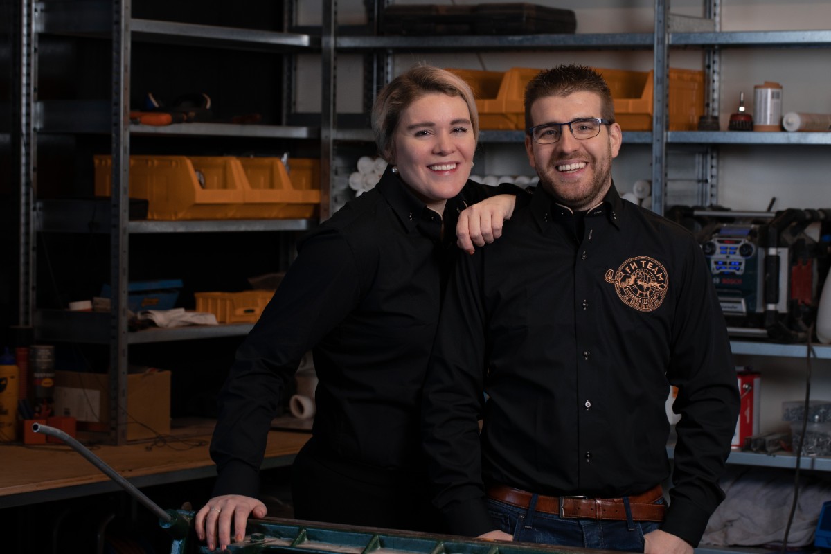 Vrouw Leunt Op Man In Werkkleding
